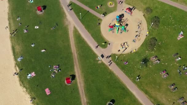 Vista desde la altura del parque infantil y gente de vacaciones en Drozdy en Minsk.Belarus — Vídeo de stock