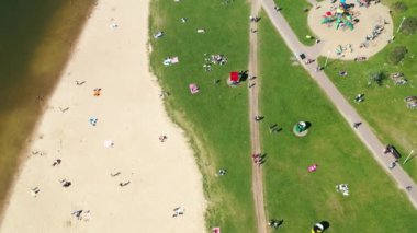 Plajın yüksekliğinden ve Drozdy, Minsk.Belarus 'ta tatil yapan insanlardan görüntü al.