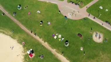 Oyun parkının yüksekliğinden ve Drozdy, Minsk.Belarus 'ta tatil yapan insanlardan görüntü
