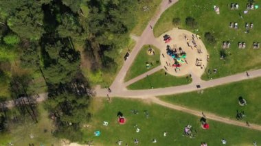 Plajın yüksekliğinden ve Drozdy, Minsk.Belarus 'ta tatil yapan insanlardan görüntü al.