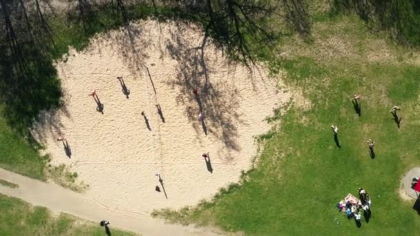 Vista desde la altura de la playa y la gente jugando voleibol en Drozdy en Minsk.Belarus — Vídeos de Stock
