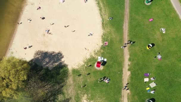 Utsikt från höjden av stranden och semester människor i Drozdy i Minsk.Belarus — Stockvideo