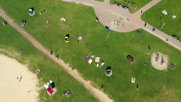 Widok z wysokości placu zabaw i wypoczynku ludzi w Drozdach w Mińsku.Białoruś — Wideo stockowe