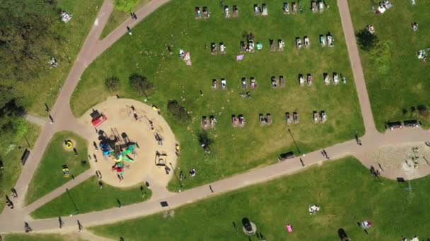 Vista da altura do parque infantil e pessoas de férias em Drozdy em Minsk.Belarus — Vídeo de Stock