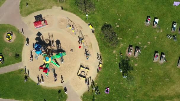 Widok z wysokości placu zabaw i wypoczynku ludzi w Drozdach w Mińsku.Białoruś — Wideo stockowe