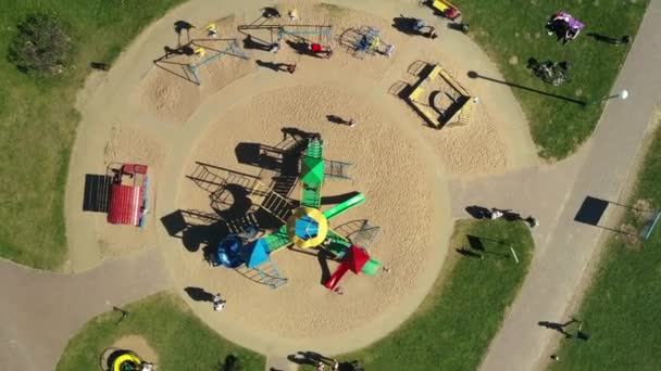 Vista dall'alto del parco giochi e delle persone in vacanza in Drozdy a Minsk.Belarus — Video Stock