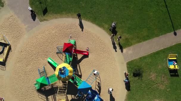 Vista dall'alto della spiaggia e persone in vacanza in Drozdy a Minsk.Belarus — Video Stock