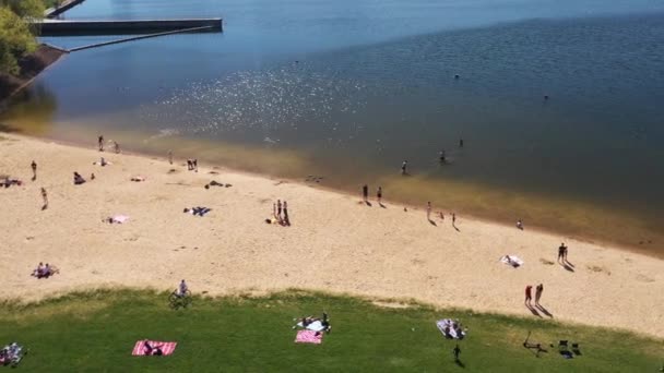 Pohled z výšky pláže a na dovolenou v Drozdech v Minsku.Bělorusko — Stock video