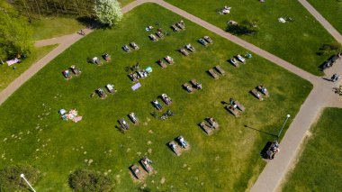 Plajın yüksekliğinden ve Drozdy, Minsk.Belarus 'ta tatil yapan insanlardan görüntü al..