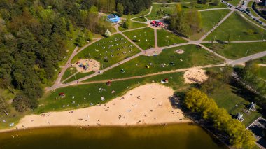 Plajın yüksekliğinden ve Drozdy, Minsk.Belarus 'ta tatil yapan insanlardan görüntü al..