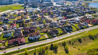 Minsk.Belarus 'taki Drozdy' deki özel sektörün yüksekliğinden bir görüntü..