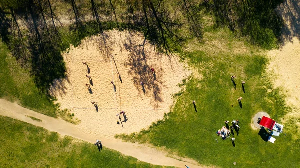 Blick Von Der Höhe Des Strandes Und Menschen Spielen Volleyball — Stockfoto