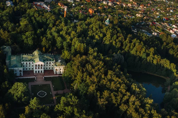 ロシアのモスクワ地方 旧貴族の邸宅であるリャロヴォは公園ホテル モロゾフカにある — ストック写真