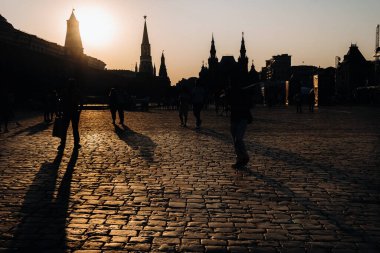 Kremlin Kuleleri, Moskova 'da gün batımında Kızıl Meydan' da. Rusya..
