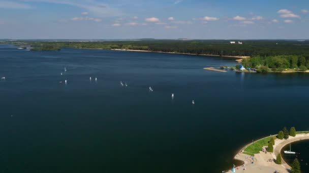 Яхт і вітрильники на Мінському морі або Заславського водосховища біля Мінська. Білорусь — стокове відео