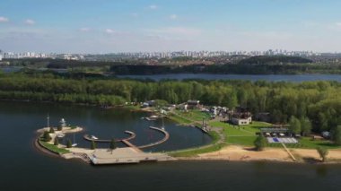 Minsk Denizi 'ndeki yat kulübünün yüksekliğinden ya da Minsk yakınlarındaki Zaslavsky rezervuarından bak. Beyaz Rusya