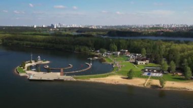 Minsk Denizi 'ndeki yat kulübünün yüksekliğinden ya da Minsk yakınlarındaki Zaslavsky rezervuarından bak. Beyaz Rusya