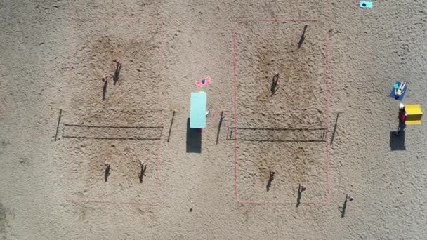 Vista superior de um grupo de amigos jogando vôlei de praia na praia — Vídeo de Stock