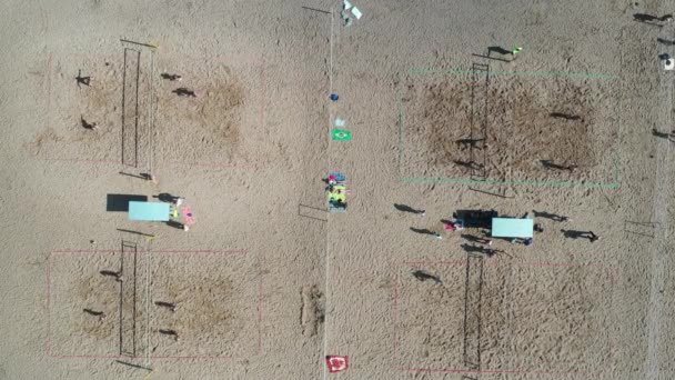 Ovanifrån av en grupp vänner som spelar beachvolleyboll på stranden — Stockvideo