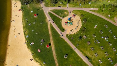 Plajın yüksekliğinden ve Drozdy, Minsk.Belarus 'ta tatil yapan insanlardan görüntü al.