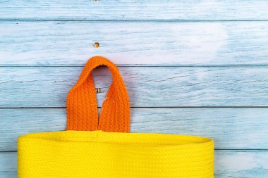 Mavi ahşap arka planda duran boş bir çanta.