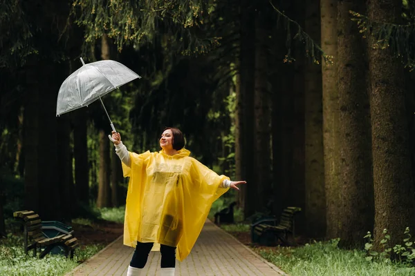 Une Femme Imperméable Jaune Parapluie Promène Dans Parc Jardin Été — Photo