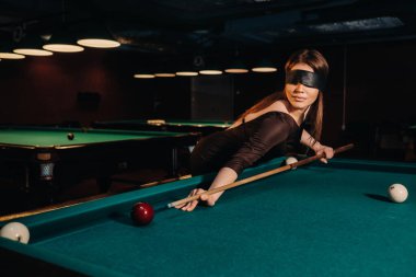Bilardo kulübünde elinde ıstakayla gözü bağlı bir kız. Rus bilardosu..
