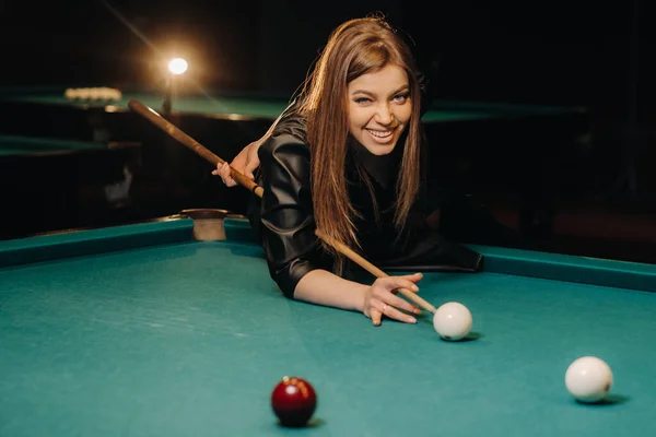 Uma Menina Com Taco Suas Mãos Faz Tiro Uma Bola — Fotografia de Stock