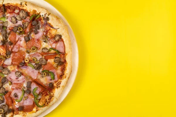 Смачна велика піца з телятиною та грибами на жовтому фоні — стокове фото