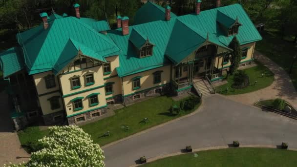 Widok z wysokości Loshitsky Park w Mińsku i muzeum nieruchomości. Białoruś. — Wideo stockowe