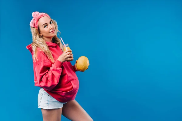 Chica Embarazada Ropa Rosa Con Una Botella Jugo Melón Sobre — Foto de Stock