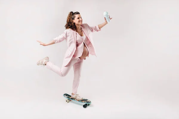 Uma Menina Grávida Terno Rosa Com Skate Suas Mãos Fica — Fotografia de Stock