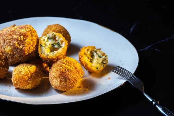 Kaas Ballen Met Knoflook Dille Binnen Voor Een Snack Een — Stockfoto