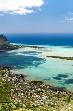 Mauritius adasındaki Le Morne Brabant Dağı 'nın kuş bakışı görüntüsü..