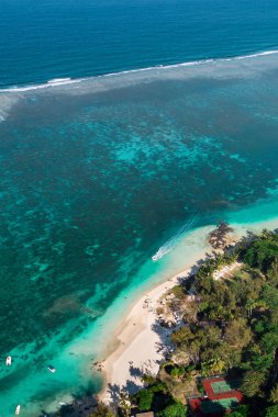 Mauritius adasının doğu kıyısının yüksekliğinden bak. Bel Mare bölgesindeki Mauritius adasının turkuaz gölünün üzerinden uçuyor.