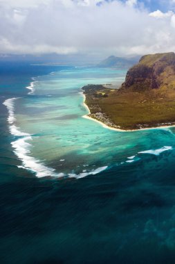 UNESCO 'nun dünya mirası bölgesi Le Morne Brabant' ın kuş bakışı görüntüsü. Mauritius adasının mercan kayalıkları. Fırtına bulutu..