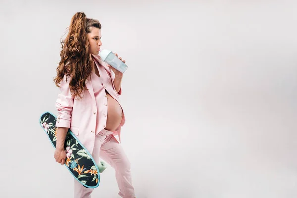 Una Ragazza Incinta Abito Rosa Con Uno Skateboard Mano Beve — Foto Stock