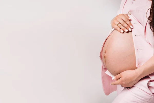 Mujer Embarazada Primer Plano Traje Sobre Fondo Gris — Foto de Stock