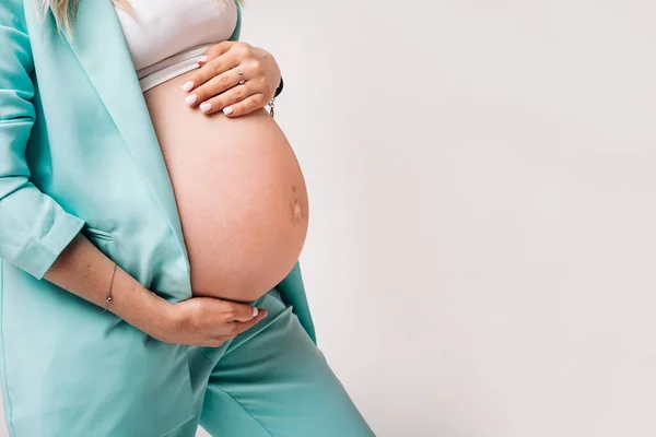 Donna Incinta Primo Piano Vestito Uno Sfondo Grigio — Foto Stock