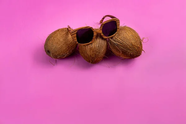 Tres Cocos Enteros Vasos Madera Sobre Fondo Rosa —  Fotos de Stock