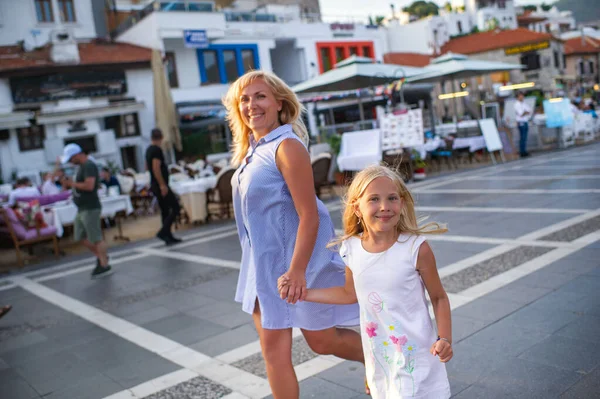 Feliz Mamá Hija Caminan Por Paseo Marítimo Marmaris Turquía — Foto de Stock