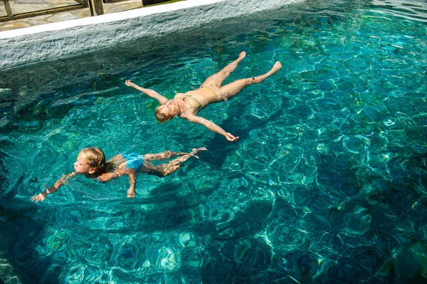 Una Familia Feliz Recibe Una Piscina Tratamiento Sulfuro Hidrógeno Resort — Foto de Stock