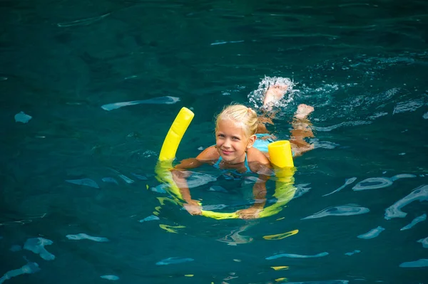 Una Chica Feliz Nada Mar Mediterráneo Con Ayuda Fideo Amarillo — Foto de Stock