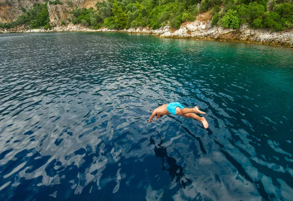 Homem Calções Azuis Mergulha Navio Mar Perto Costa — Fotografia de Stock