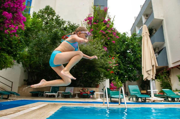 一个穿蓝色泳衣的女孩跳进游泳池 Marmaris 土耳其 — 图库照片