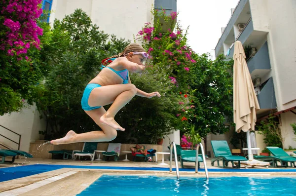 Una Ragazza Costume Bagno Blu Salta Piscina Marmaris Turchia — Foto Stock