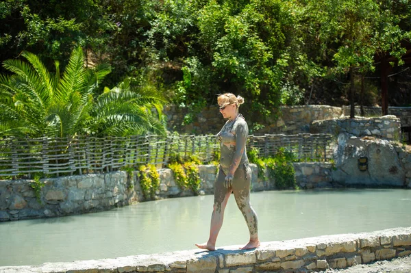 Une Fille Promène Long Une Piscine Avec Des Bains Boue — Photo