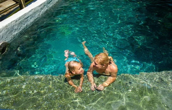 Una Familia Feliz Recibe Una Piscina Tratamiento Sulfuro Hidrógeno Resort — Foto de Stock