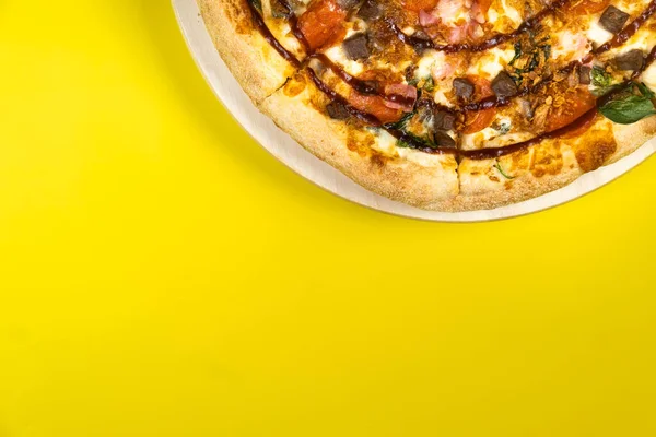 Pyszna Duża Pizza Bekonem Szpinakiem Żółtym Tle — Zdjęcie stockowe