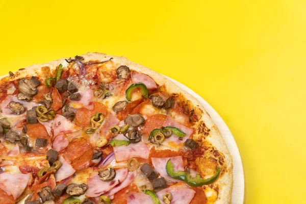 Смачна Велика Піца Телятиною Грибами Жовтому Фоні — стокове фото